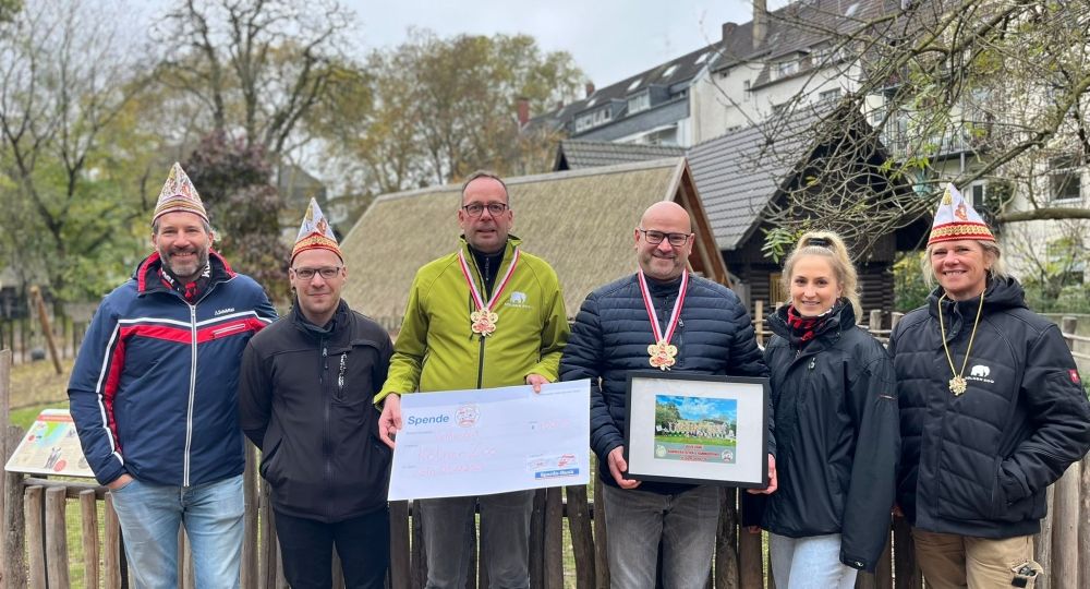 Vertreter der Gesellschaft überreichen dem Kölner Zoo eine Spende – ein herzliches Zeichen gelebter Solidarität.